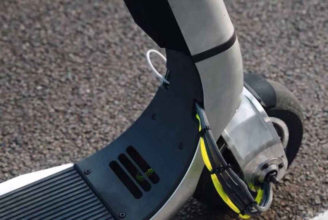 Saatte 160 Km ile uçuyor! Dünyanın en hızlı scooter’ı tanıtıldı! 3